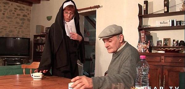  Une vieille nonne baisee et sodomisee par Papy et son pote